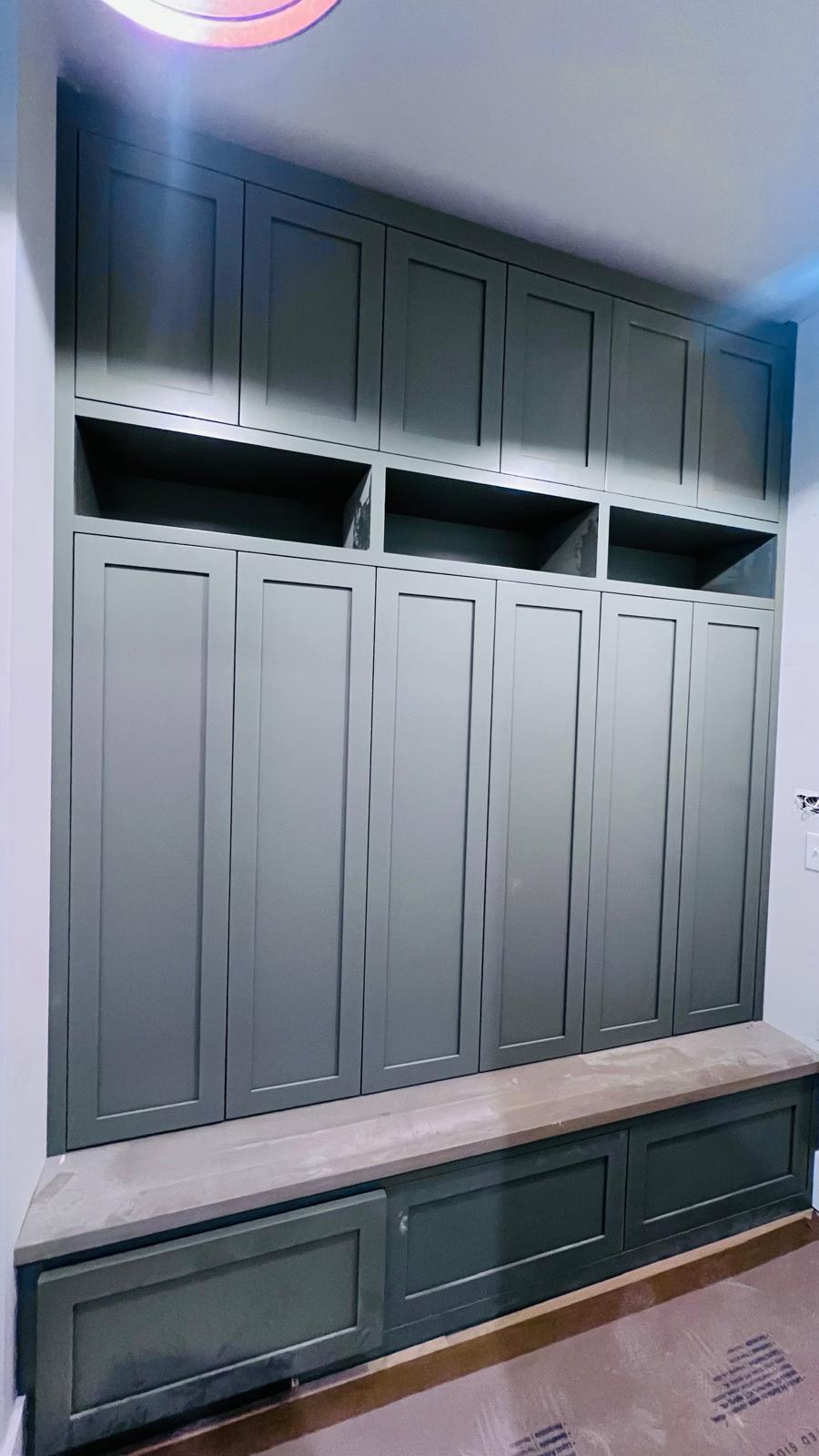 Espacio con cabinetry empotrado y detalles arquitectónicos